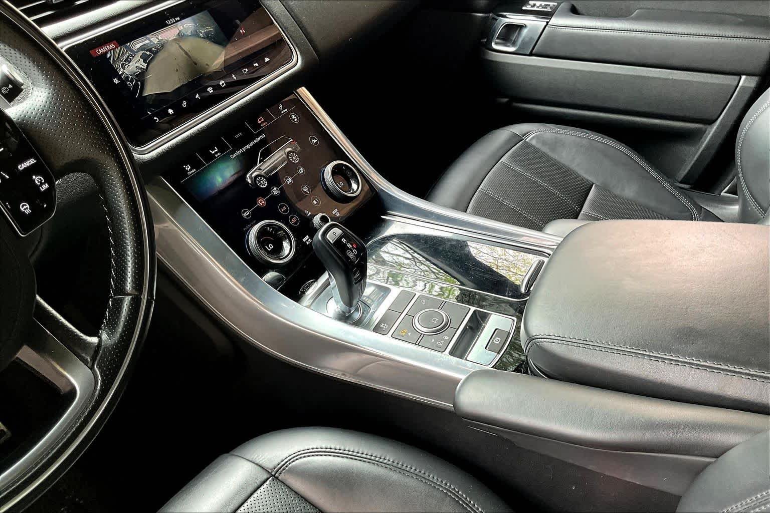 Used 2022 Santorini Black Metallic Land Rover HSE Silver Edition image 16