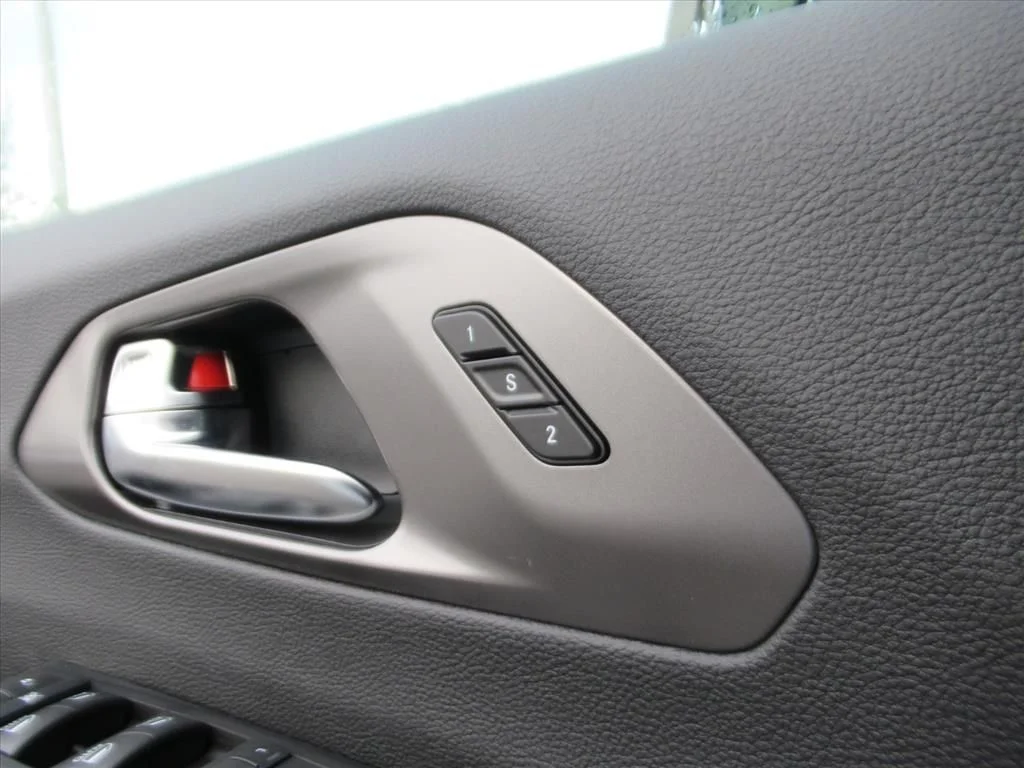 New 2026 Bright White Clear-Coat Exterior Paint Chrysler Select image 26
