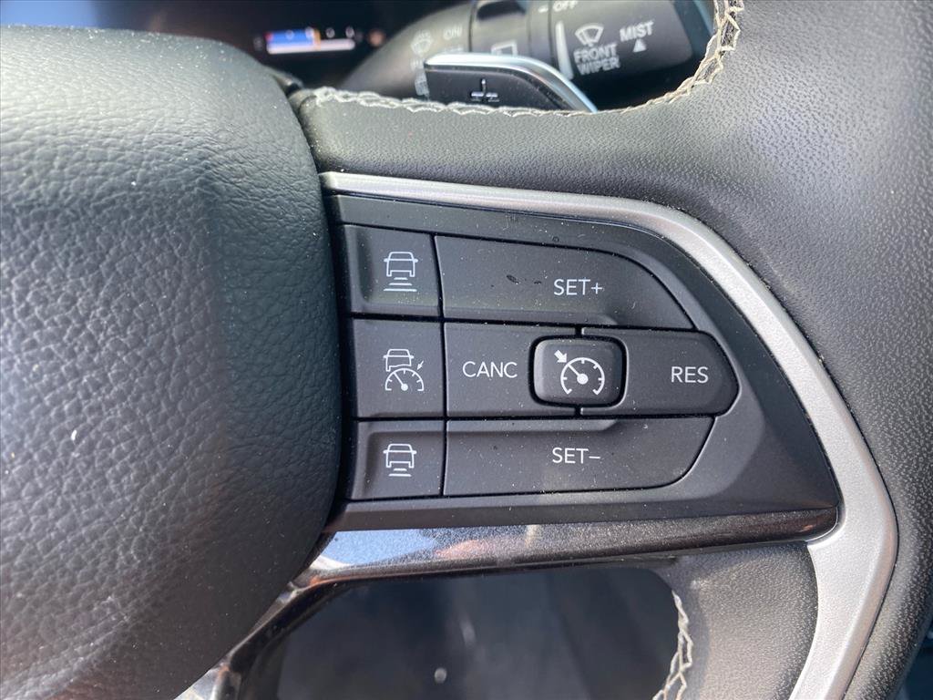 Used 2023 Diamond Black Crystal Pearlcoat Jeep Altitude image 16