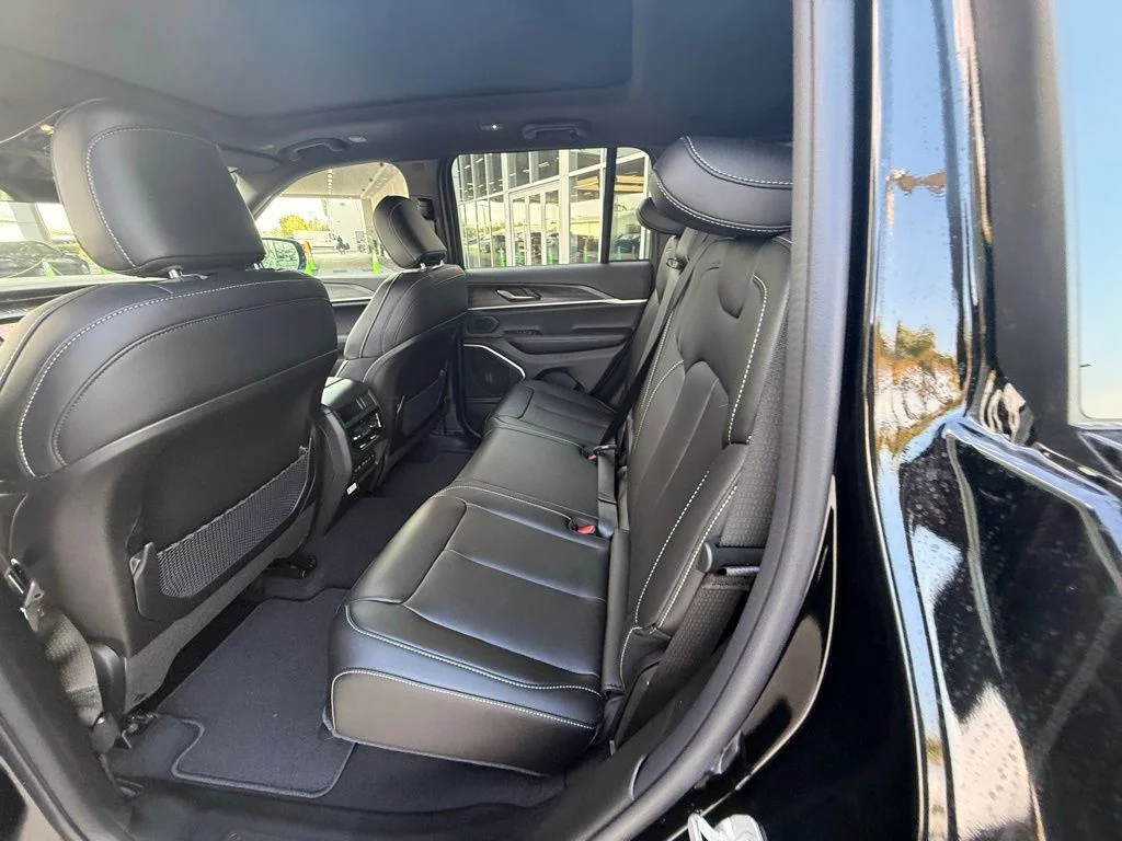New 2026 Diamond Black Crystal Pearlcoat Jeep Limited image 26