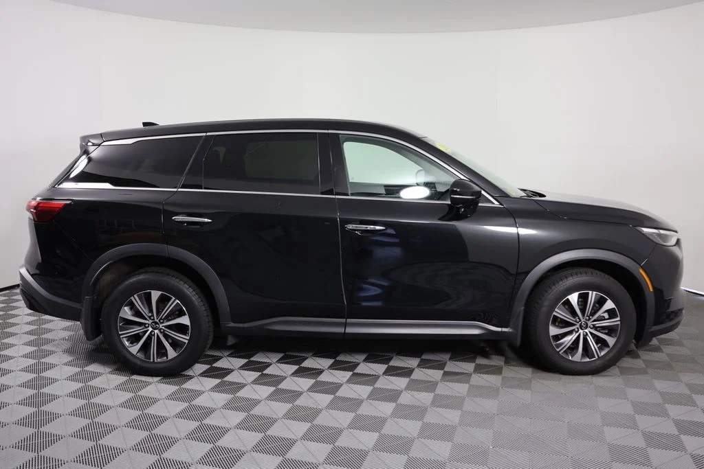 Used 2023 Black INFINITI PURE image 8