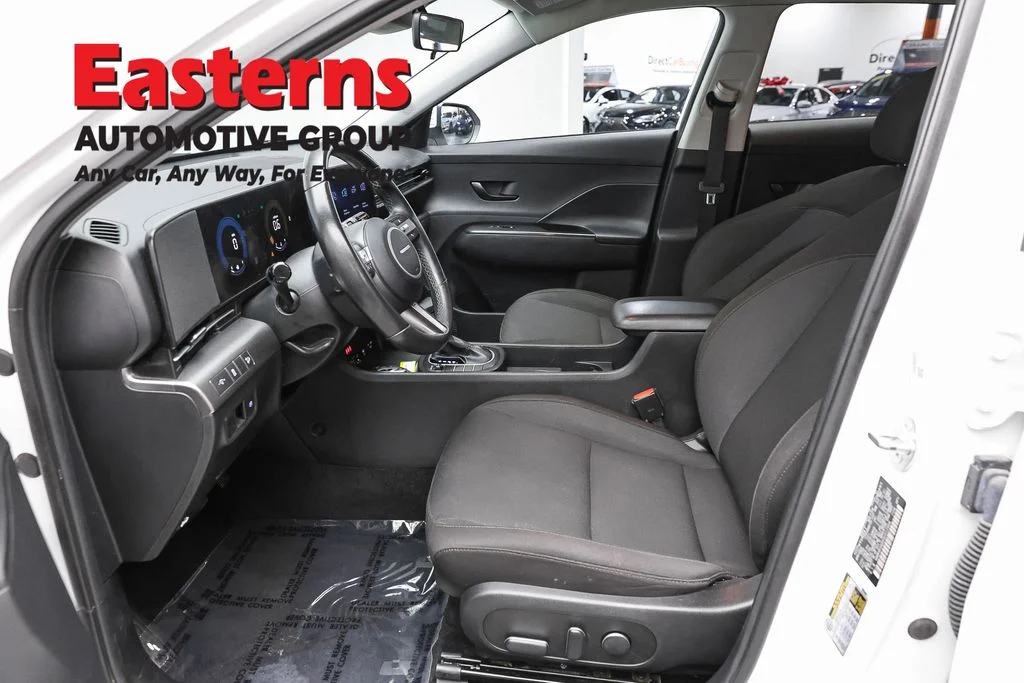 Used 2025 White Hyundai SEL image 13