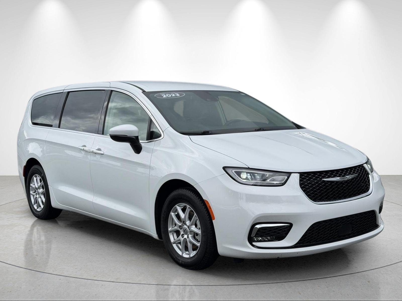 Used 2023 Bright White Clearcoat Chrysler Touring L image 7
