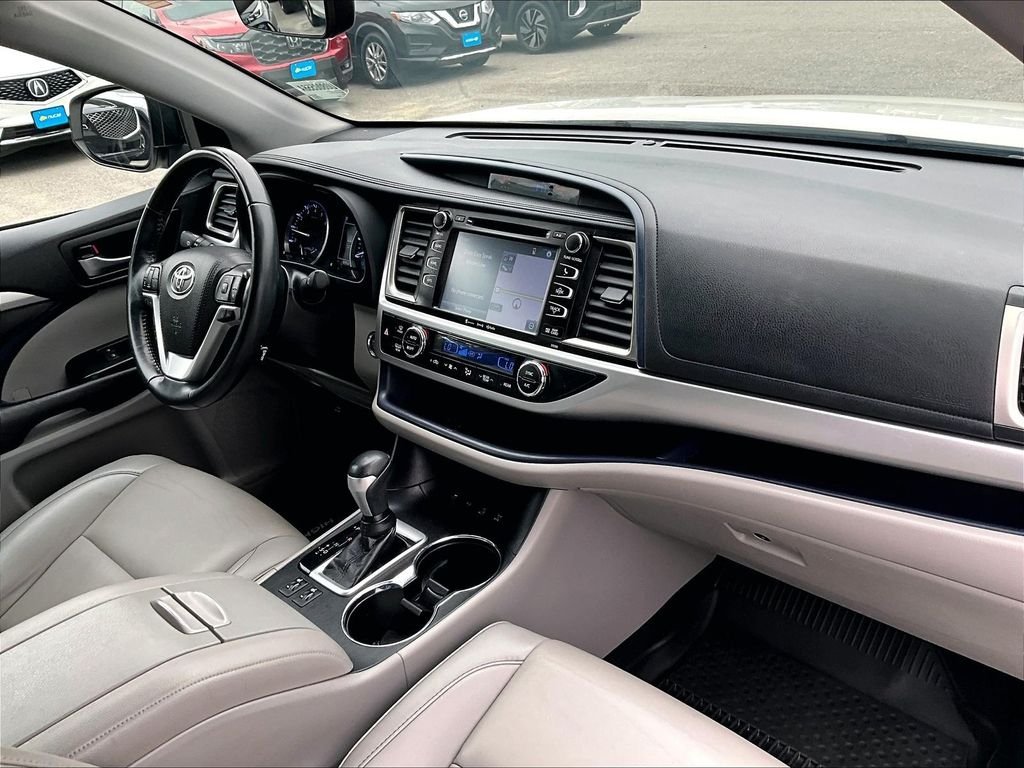Used 2019 White Toyota XLE image 14