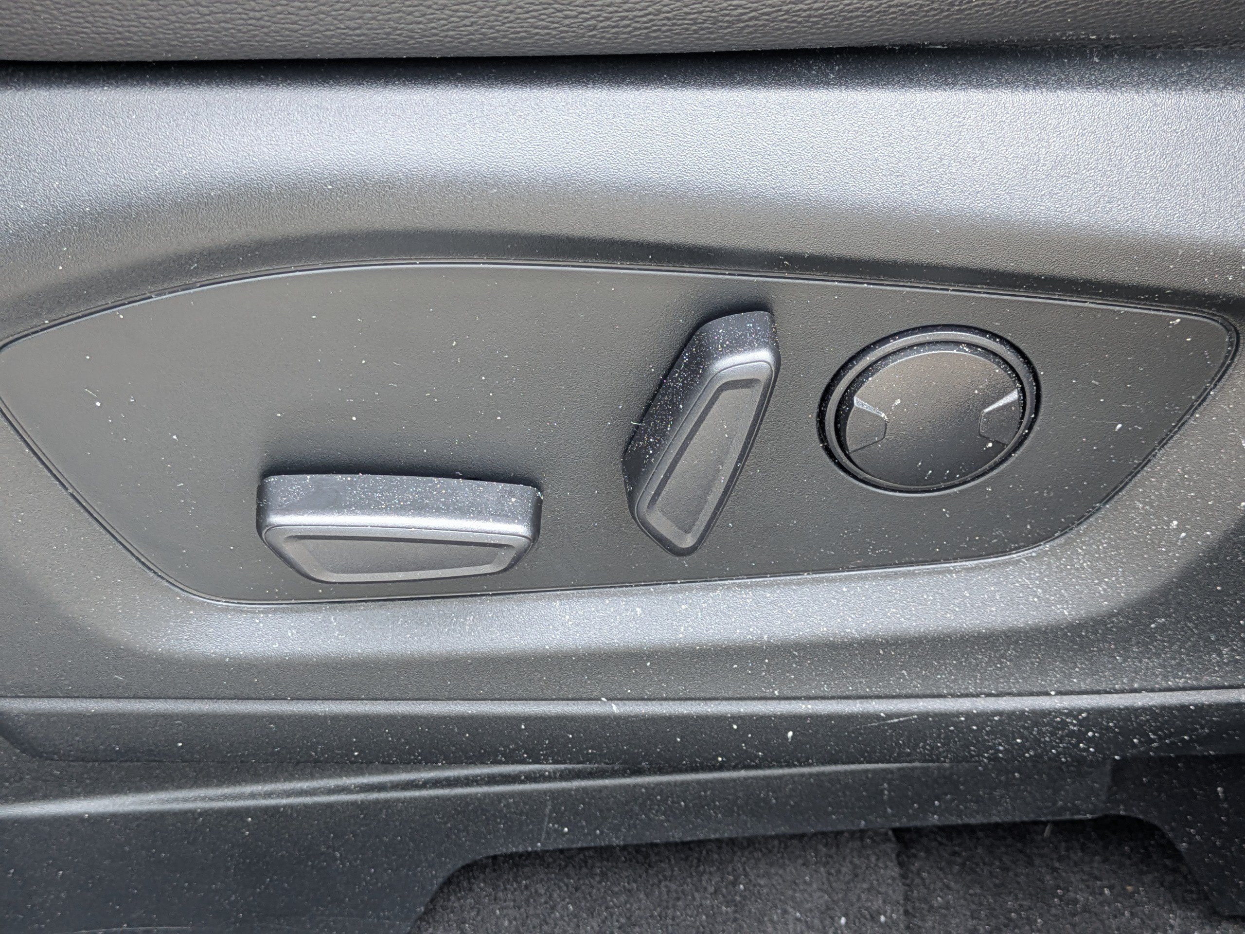 Used 2022 Silver Metallic Ford Limited image 19