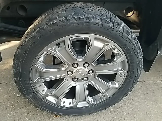 Used 2018 WHITE FROST TRICOAT GMC Denali image 30