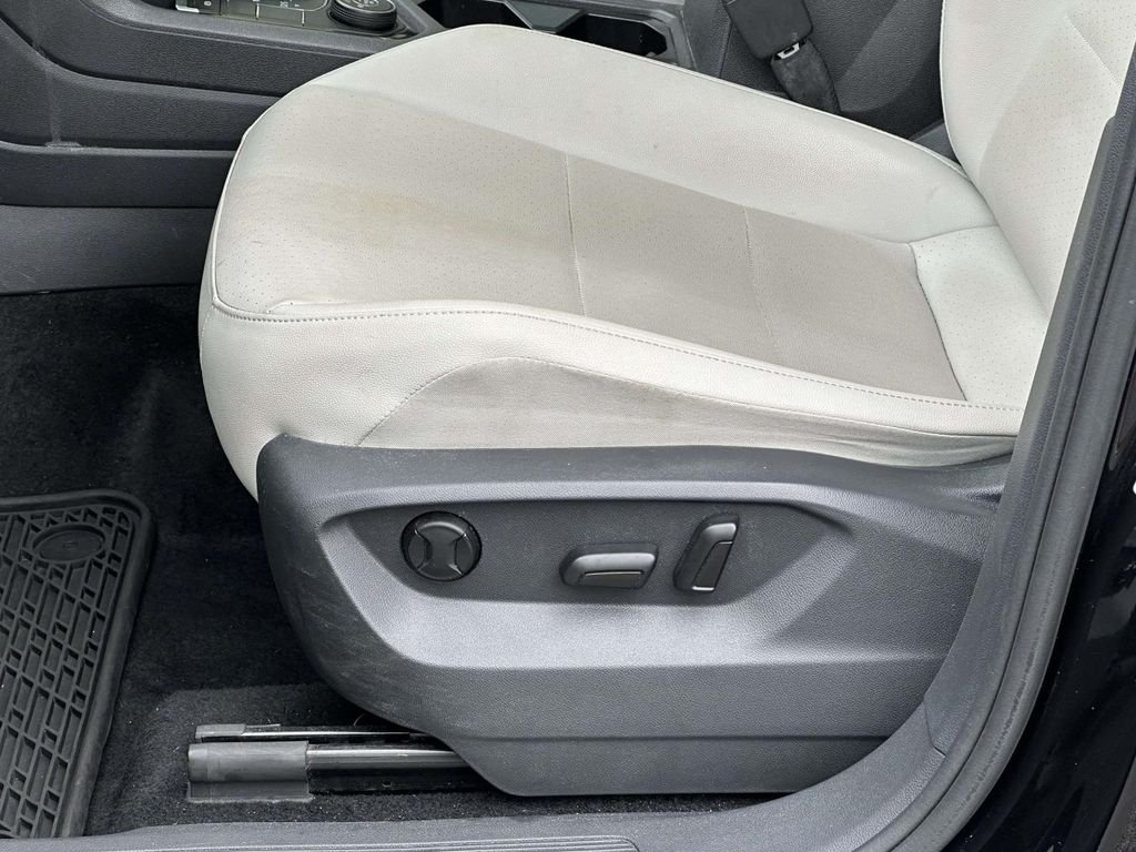 Used 2019 Black Volkswagen 2.0T SE image 16