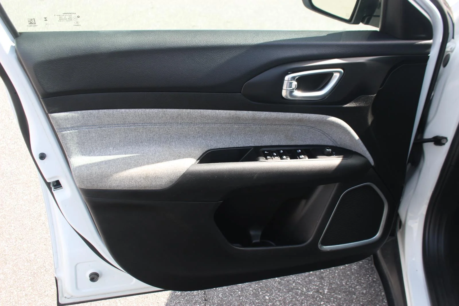 Used 2024 White Jeep Latitude image 12