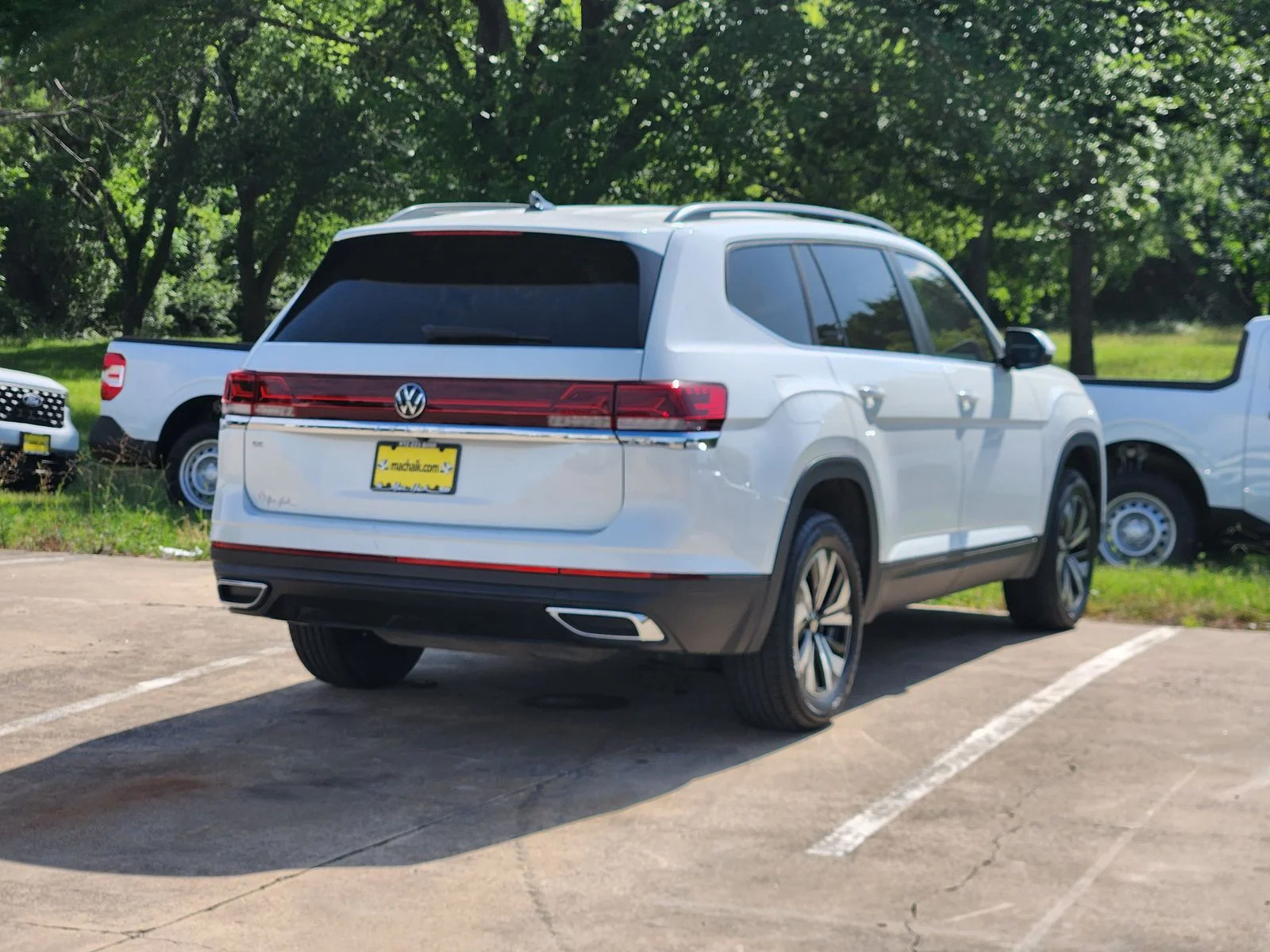 Used 2024 White Volkswagen 2.0T SE image 4