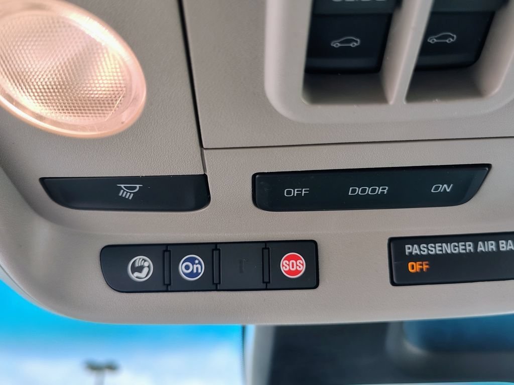 Used 2018 RADIANT SILVER METALLIC Cadillac Luxury AWD image 27