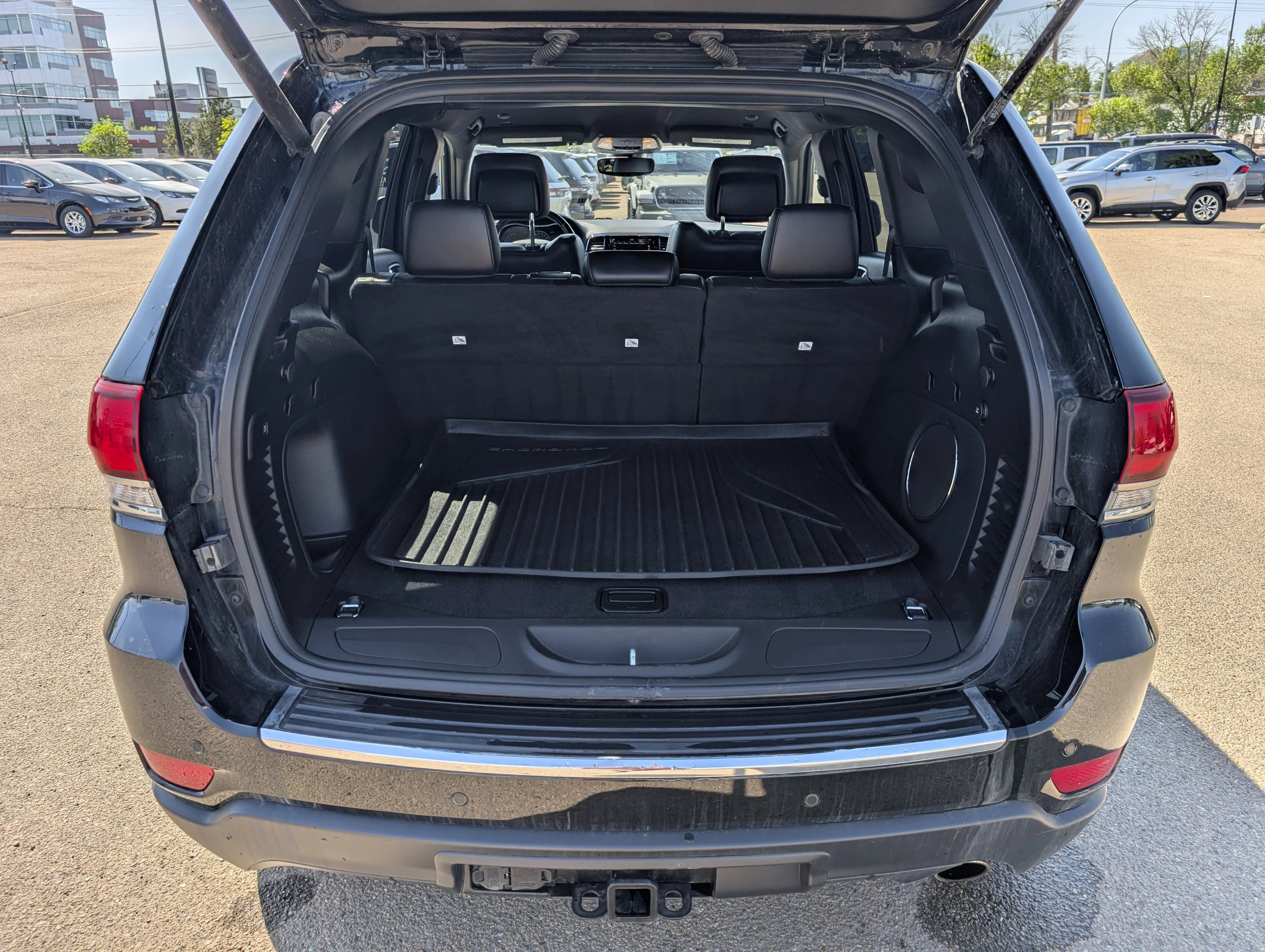 Used 2022 Diamond Black Crystal Pearlcoat Jeep Limited image 6