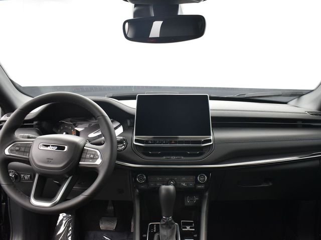 New 2026 Diamond Black Crystal Pearl-Coat Exterior Paint Jeep Latitude image 10
