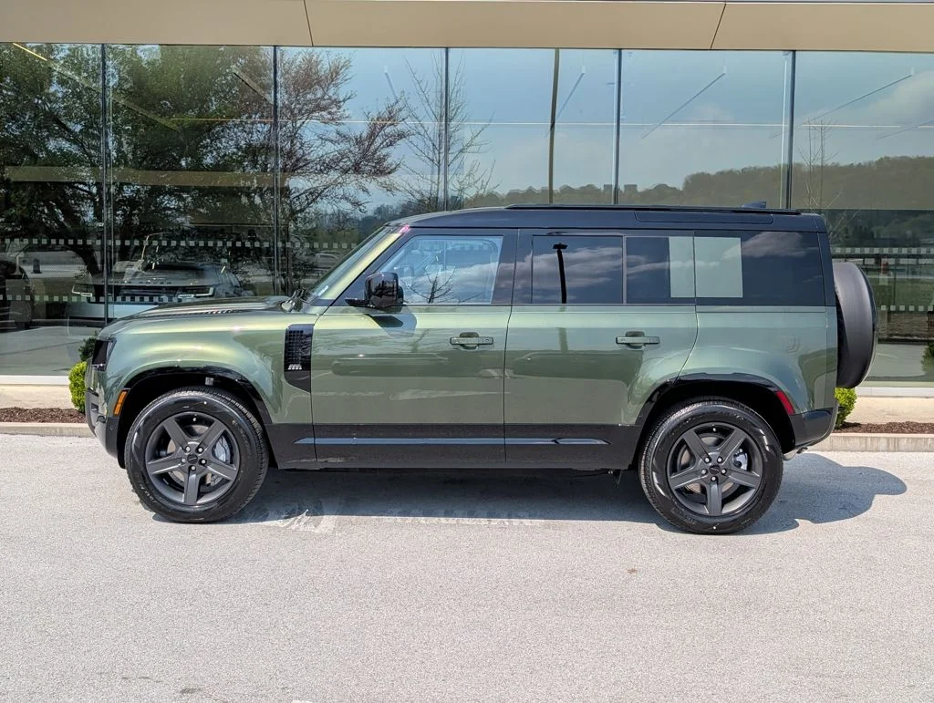 New 2026 Woolstone Green Land Rover X-Dynamic SE image 2