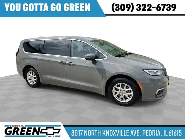 2023 Chrysler Pacifica Touring L's photo