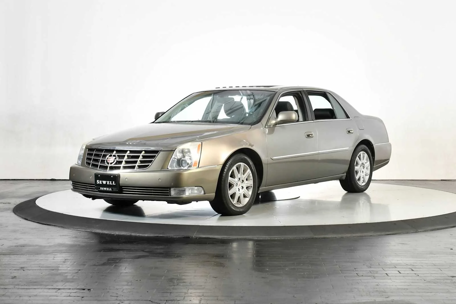 2011 Cadillac DTS Premium Collection's photo