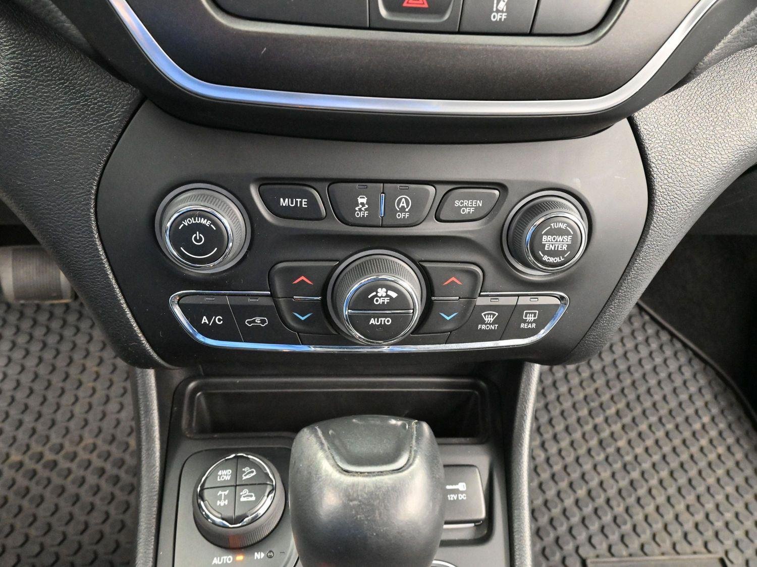 Used 2022 White Jeep Trailhawk image 22