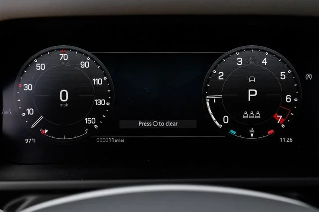 New 2026 White Land Rover X-Dynamic SE image 25