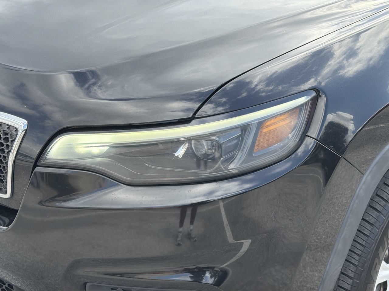 Used 2020 Diamond Black Crystal Pearlcoat Jeep Latitude image 6