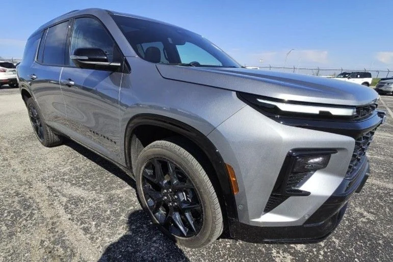 Used 2025 Gray Chevrolet RS image 4