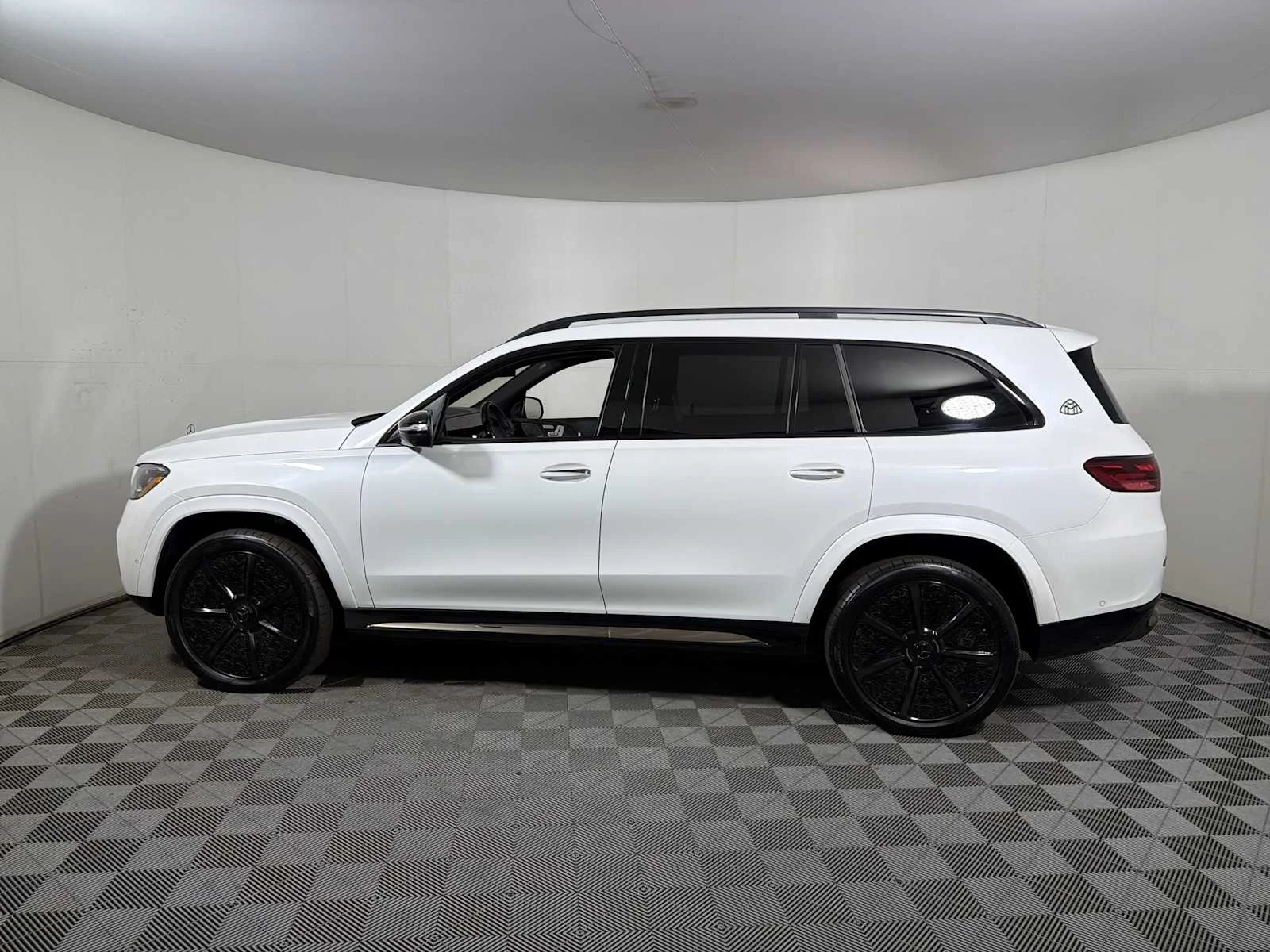 Used 2025 MANUFAKTUR Moonlight White Metallic Mercedes-Benz Maybach GLS 600 image 4