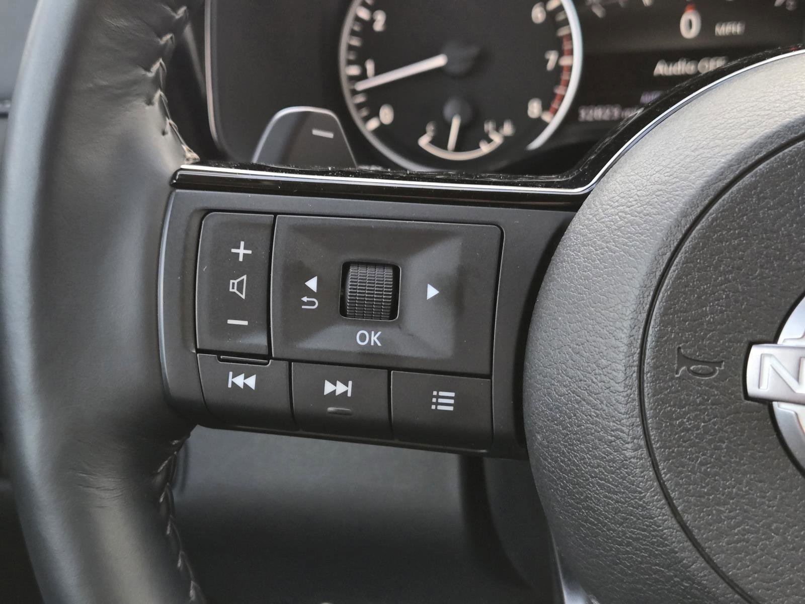 Used 2025 Super Black Nissan SL image 12