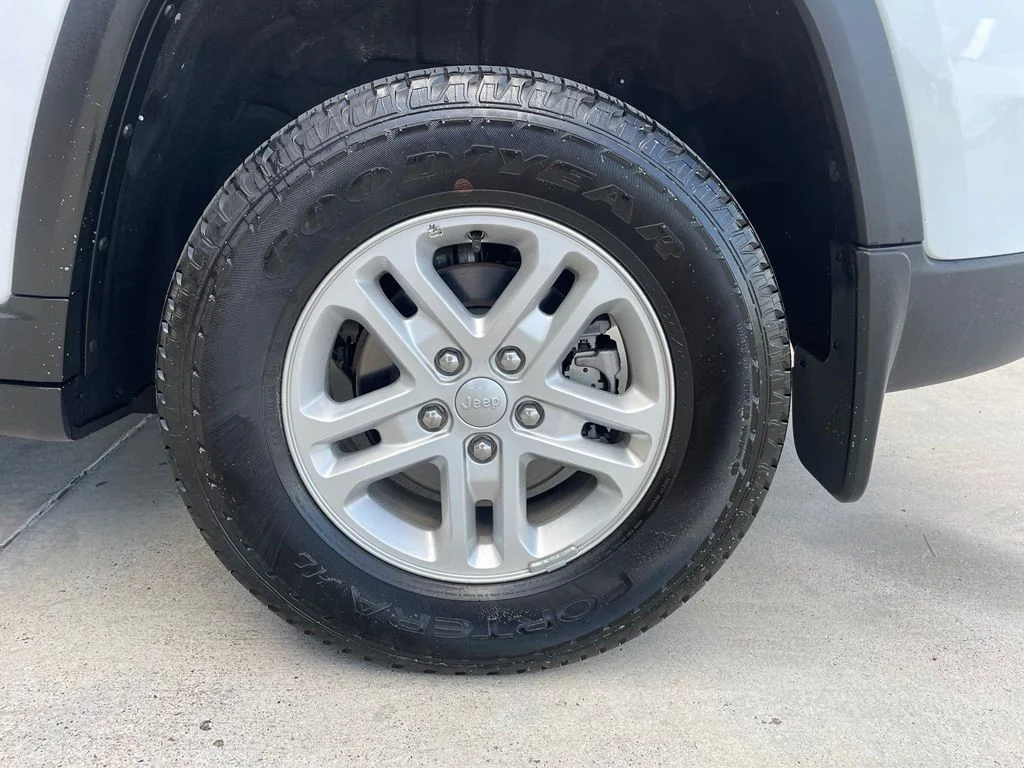 Used 2025 White Jeep Laredo image 26