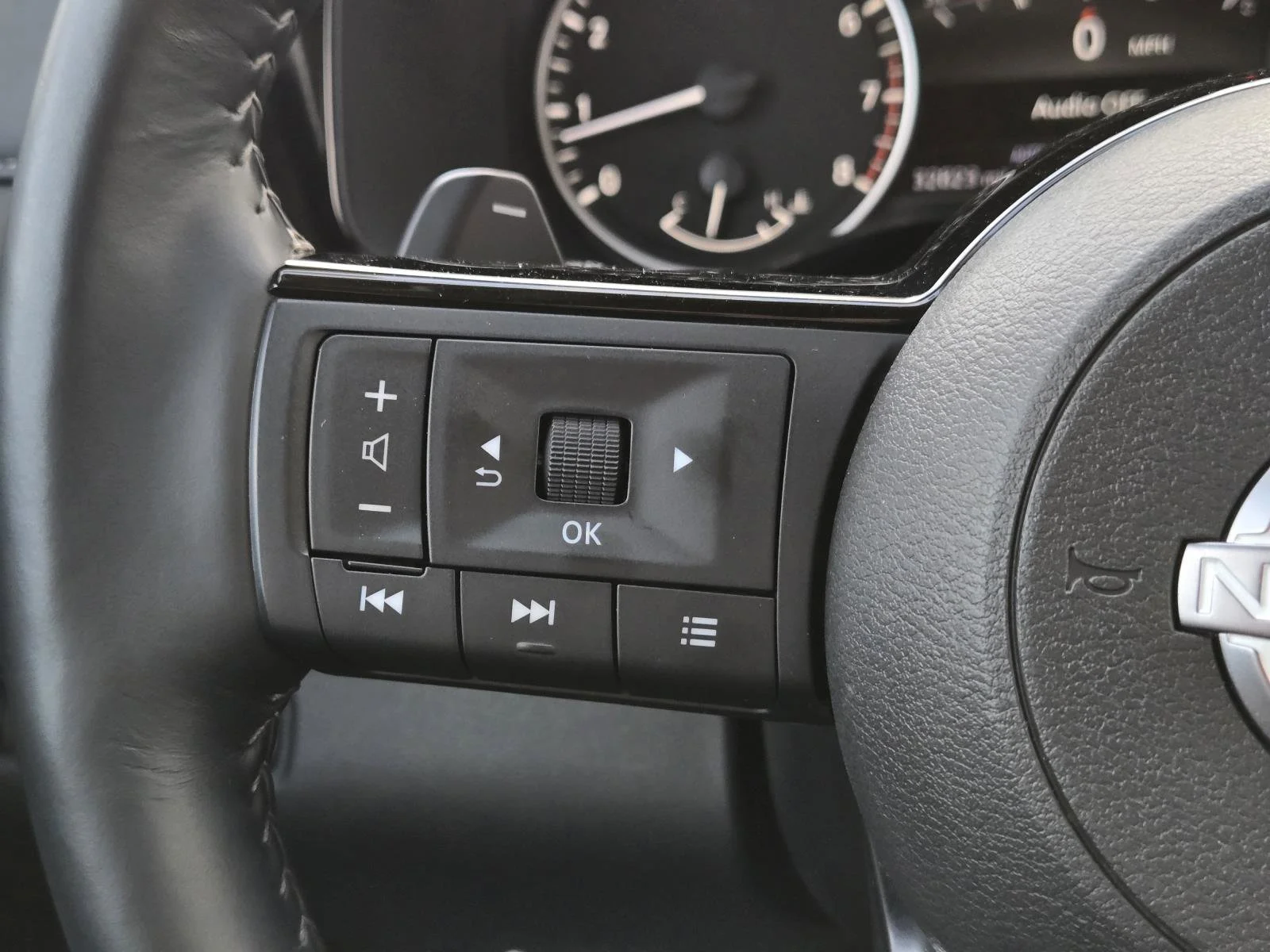 2025 Nissan Pathfinder SL - Photo 12