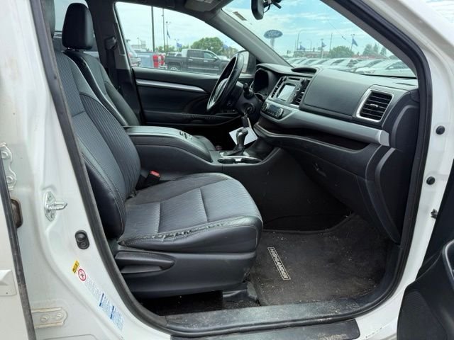 Used 2014  Toyota LE Plus V6 image 12