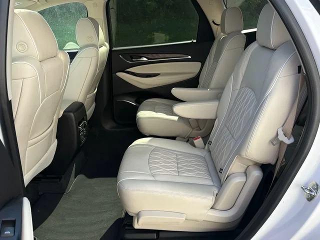 Used 2023 WHITE FROST TRICOAT Buick Avenir image 29