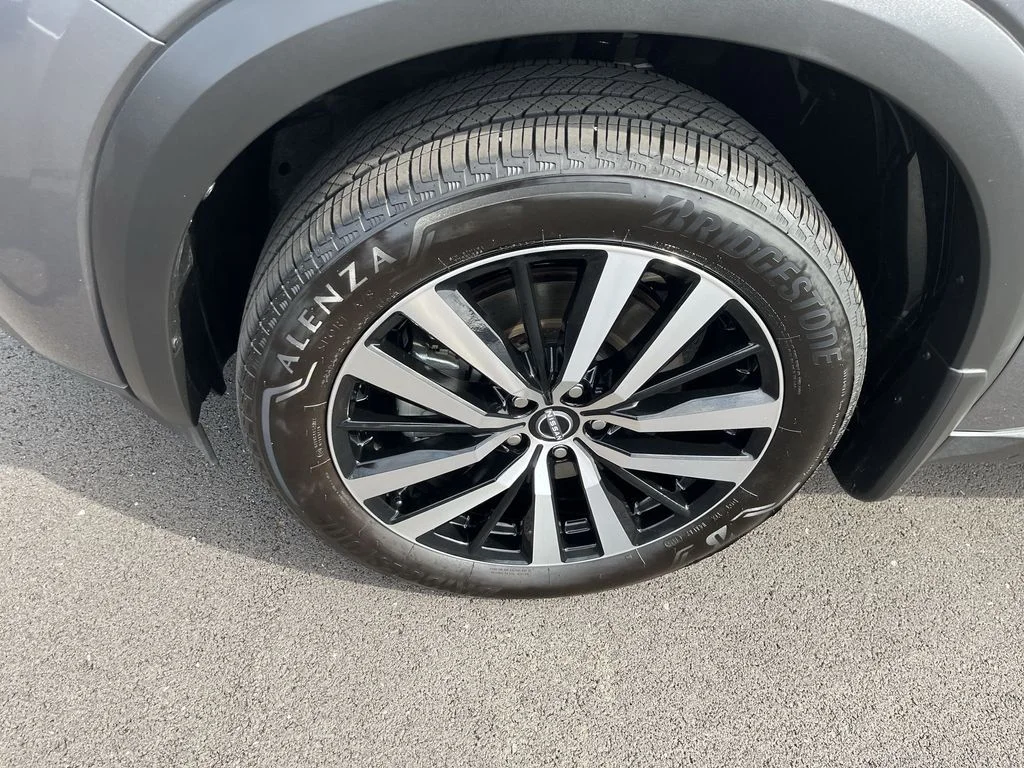 Used 2025 Gray Nissan Platinum image 10