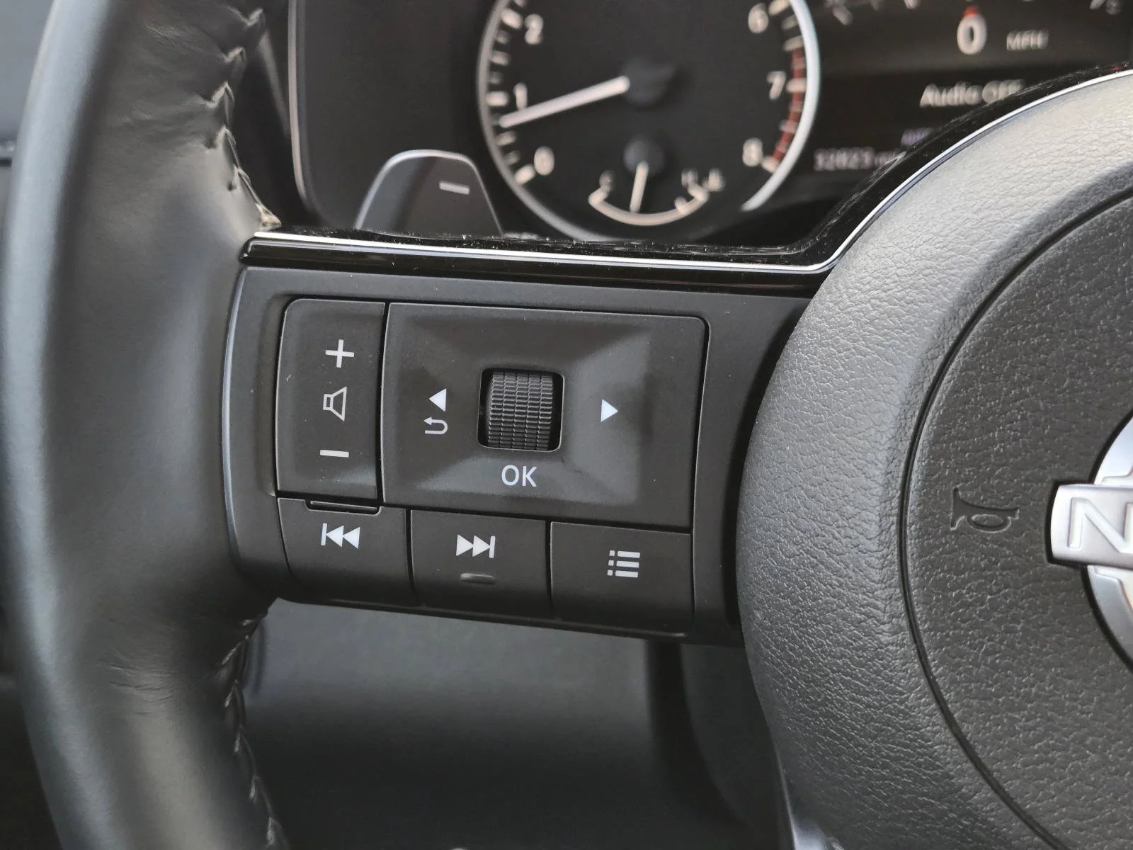 Used 2025 Super Black Nissan SL image 12