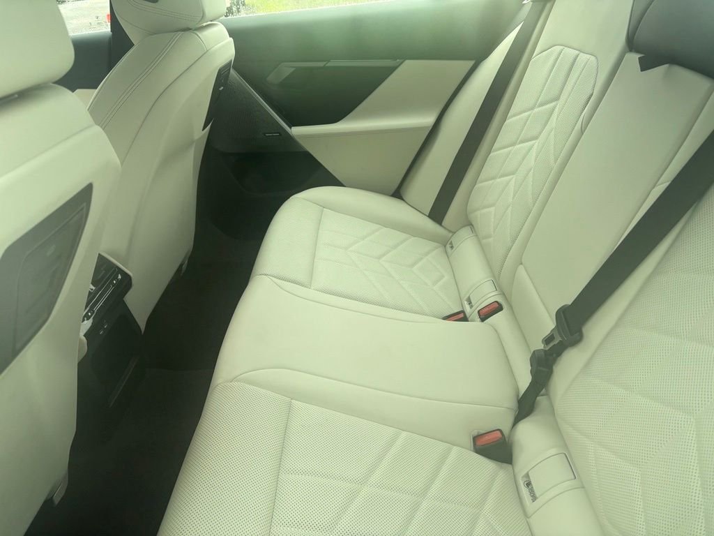 Used 2026 Mineral White Metallic BMW 530i xDrive image 8