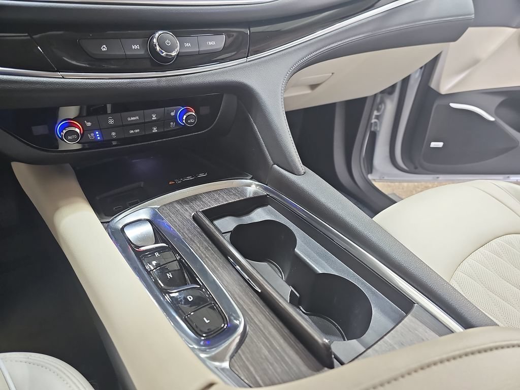 Used 2023 WHITE FROST TRICOAT Buick Avenir image 27