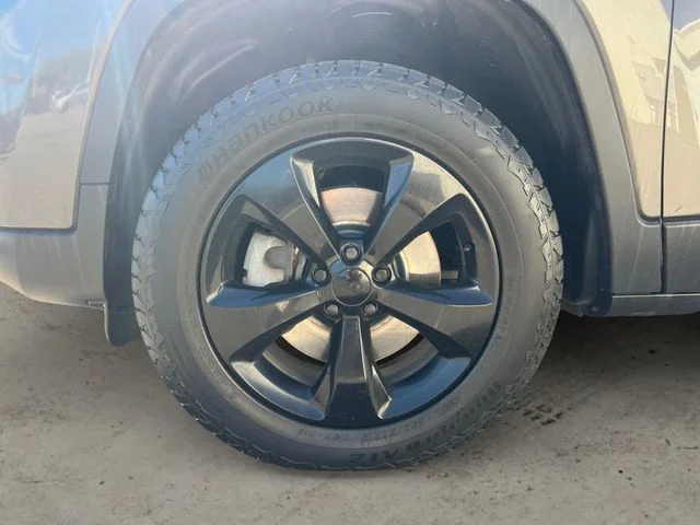 Used 2019 Granite Crystal Metallic Clearcoat Jeep Altitude image 14