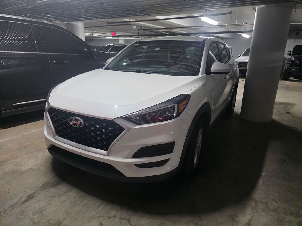 Used 2021 White Hyundai SE image 3