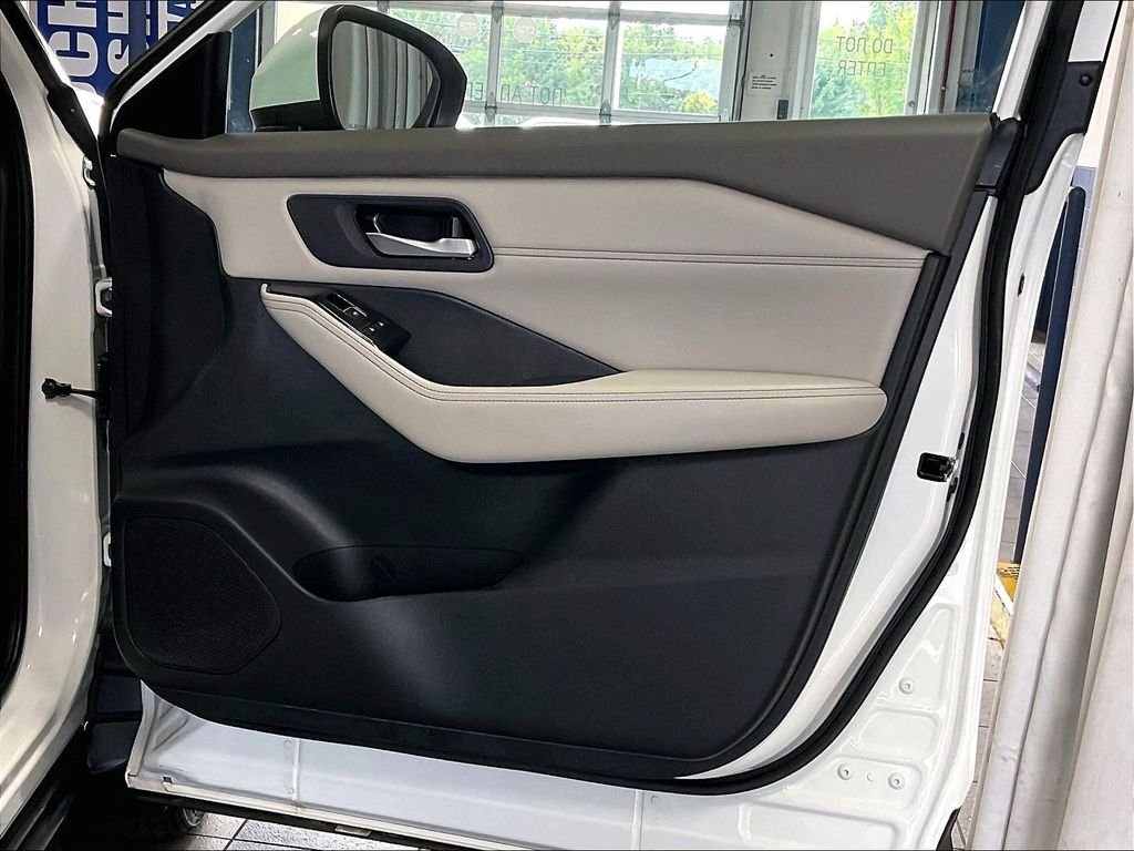 Used 2023 Pearl White Nissan SL image 12