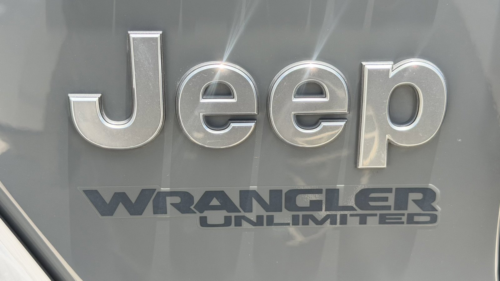 Used 2018 Sting-Gray Clearcoat Jeep Sahara image 17