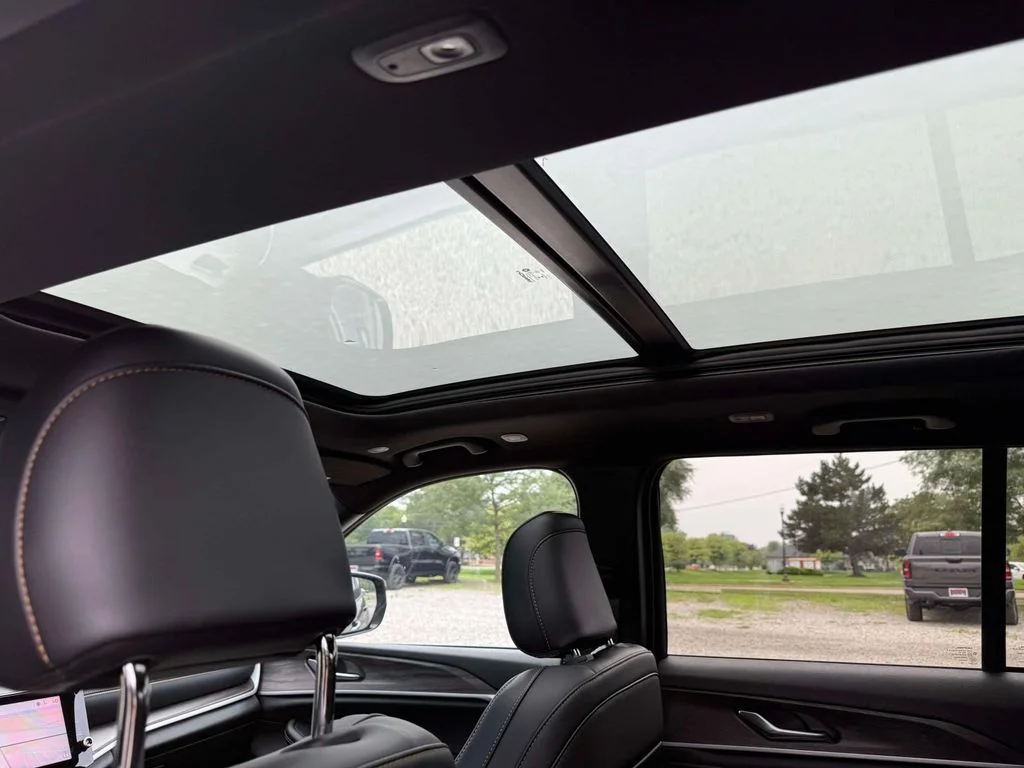 New 2026 Diamond Black Crystal Pearl-Coat Exterior Paint Jeep Limited image 11