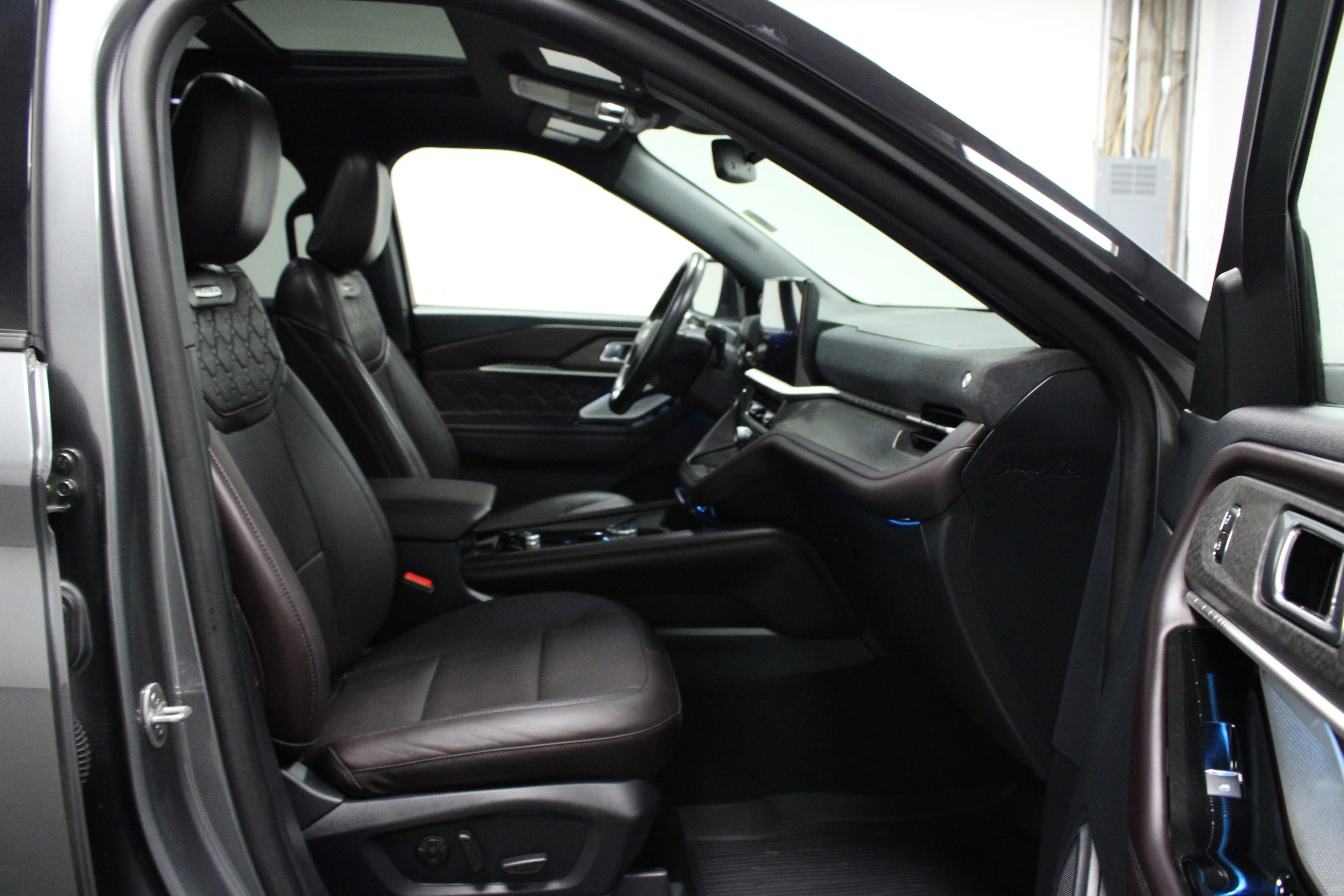 Used 2025 Gray Metallic Ford Platinum image 17