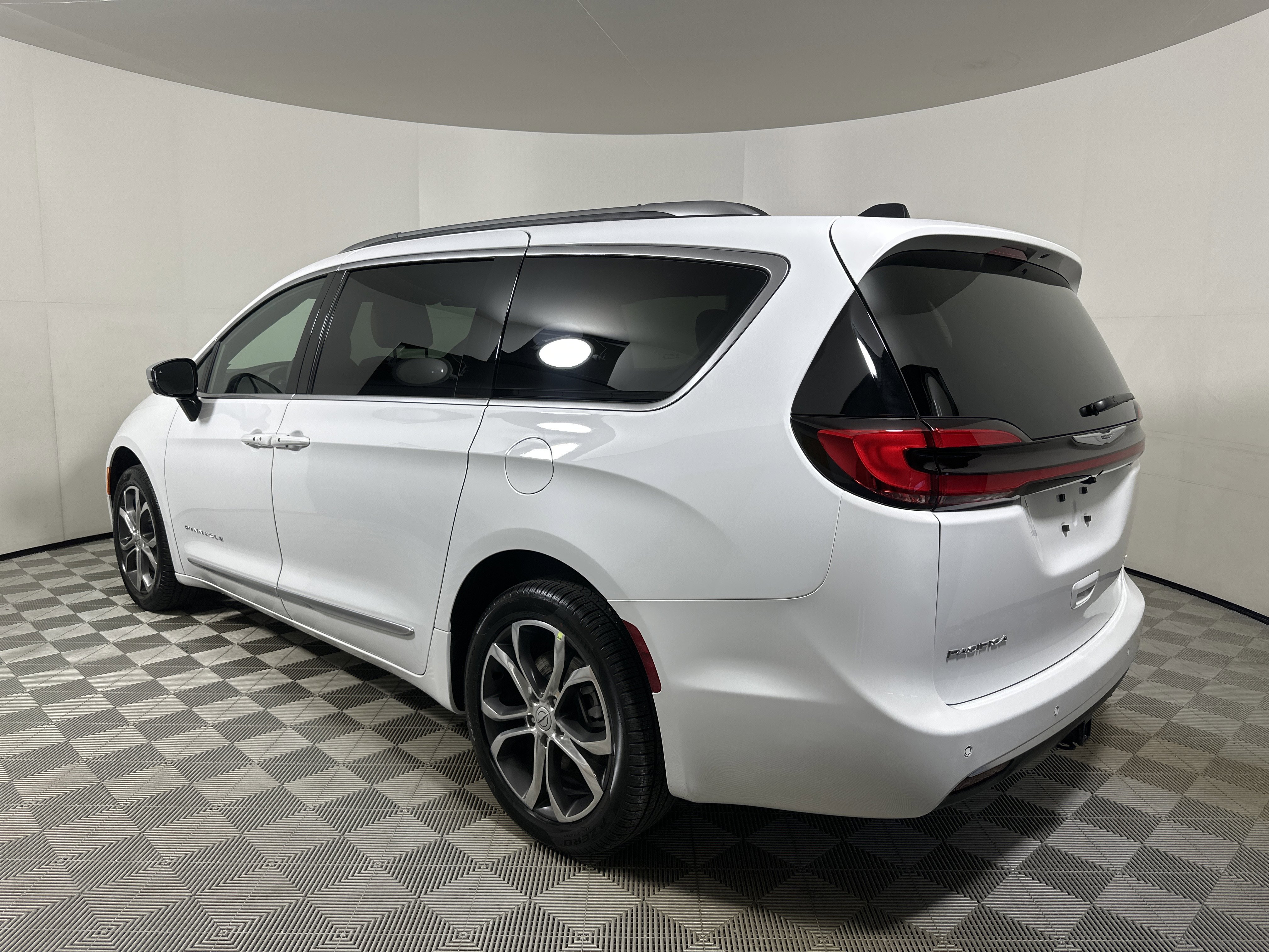 New 2026 Bright White Clear-Coat Exterior Paint Chrysler Pinnacle image 5