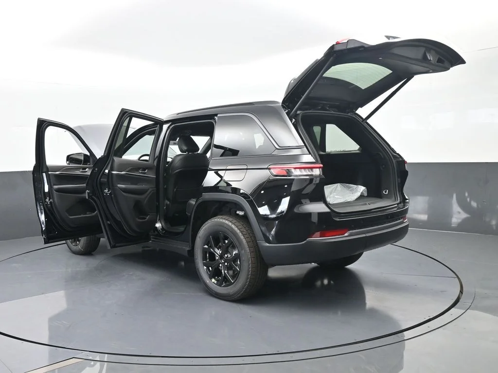 New 2026 Diamond Black Crystal Pearl-Coat Exterior Paint Jeep Altitude image 59