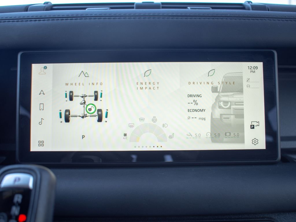 Used 2023 White Land Rover X-Dynamic SE image 24