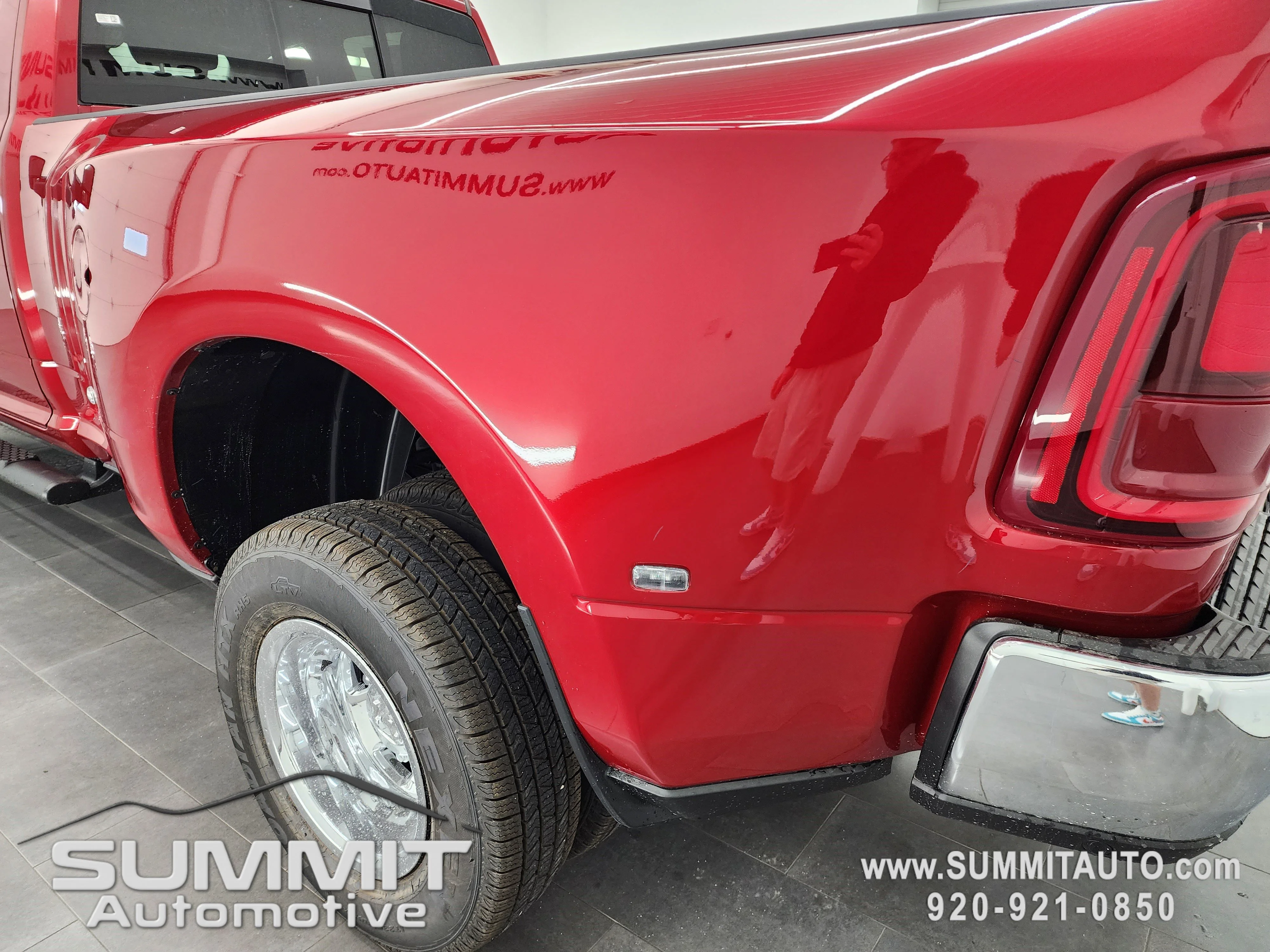 New 2026 Molten Red Pearl-Coat Exterior Paint RAM Tradesman image 36