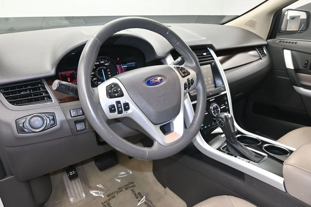 Used 2011 White Platinum Clearcoat Metallic Ford Limited image 16
