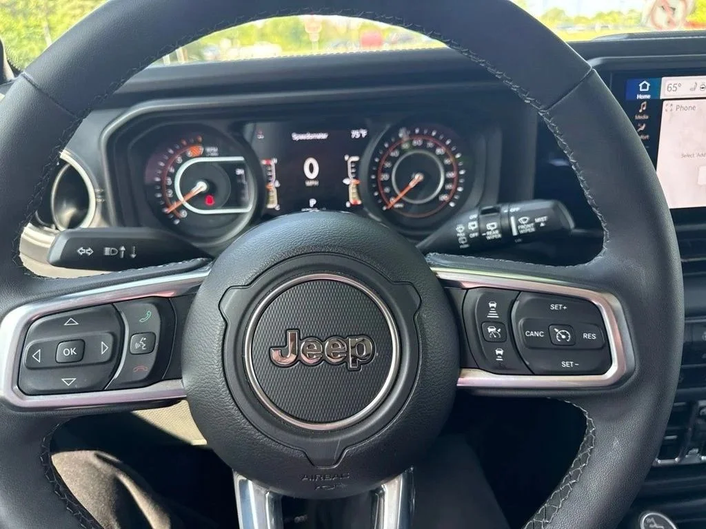 Used 2026 Anvil Clearcoat Jeep Sahara image 22