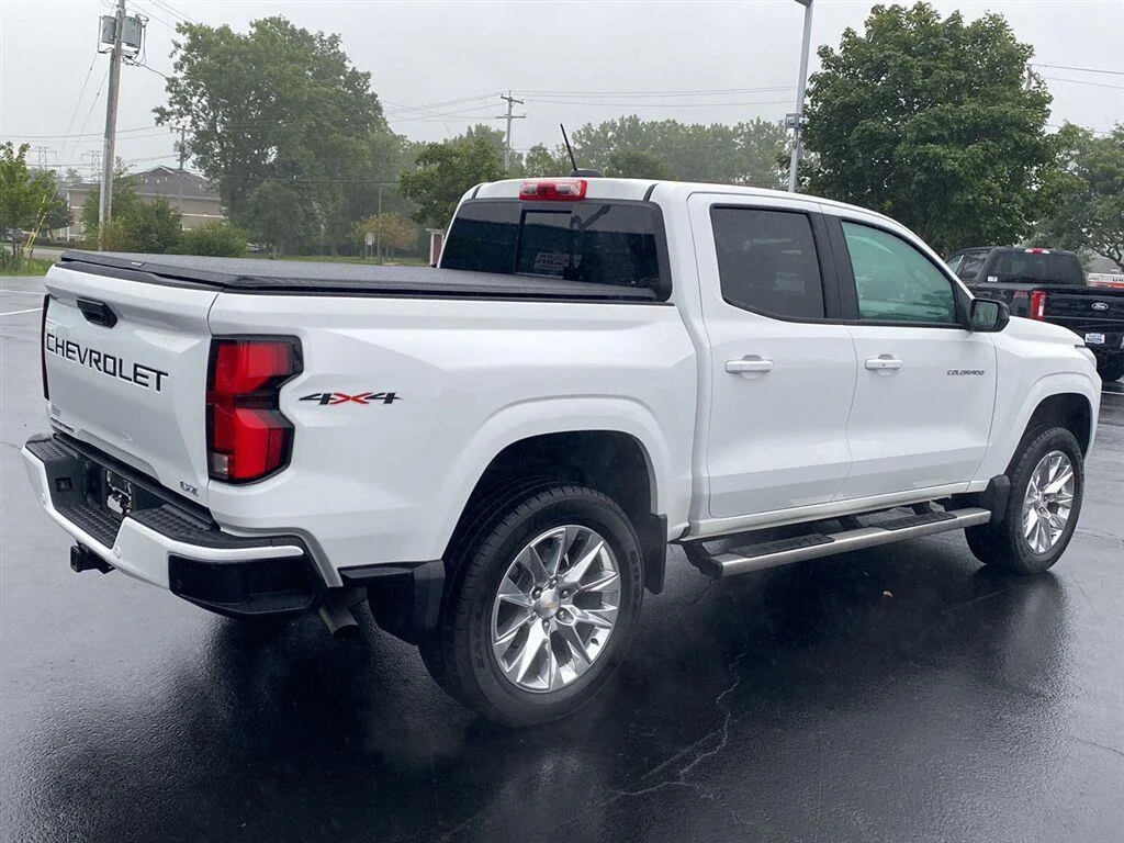 Used 2024 Summit White Chevrolet 4WD LT image 10