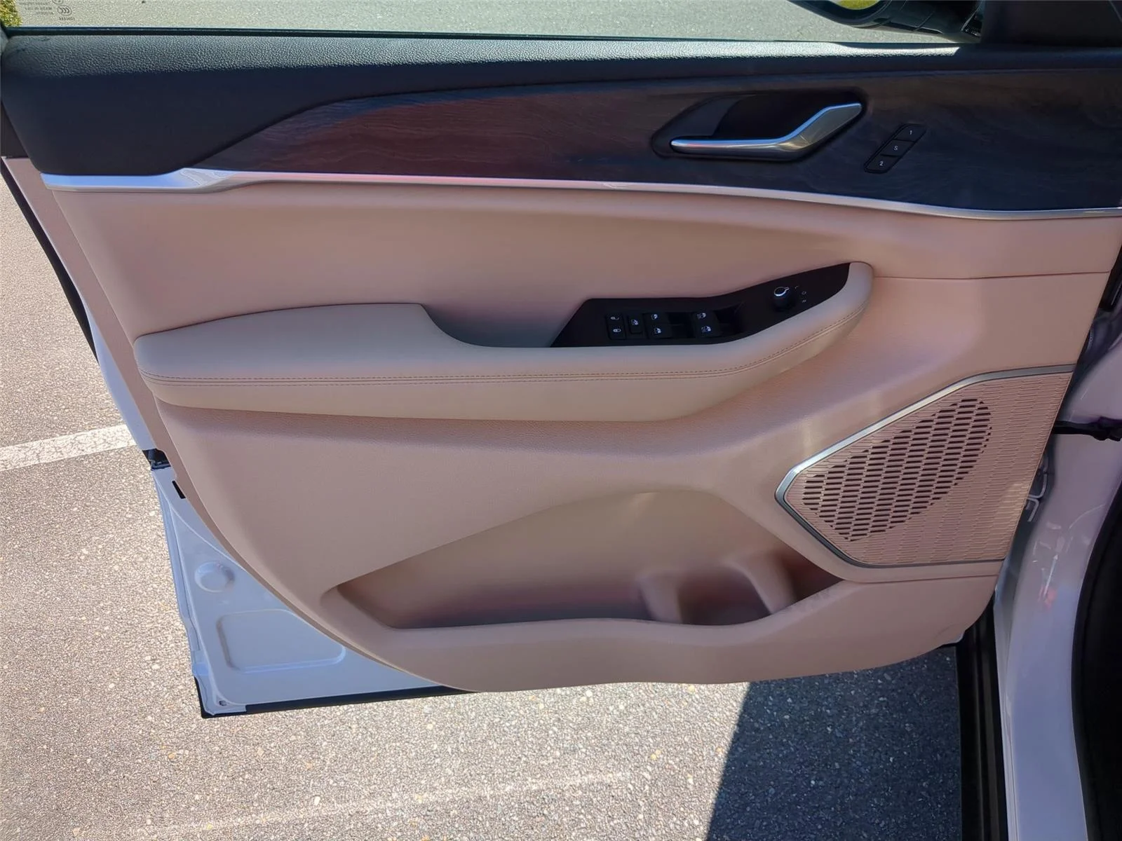New 2026 Bright White Clear-Coat Exterior Paint Jeep Limited image 11