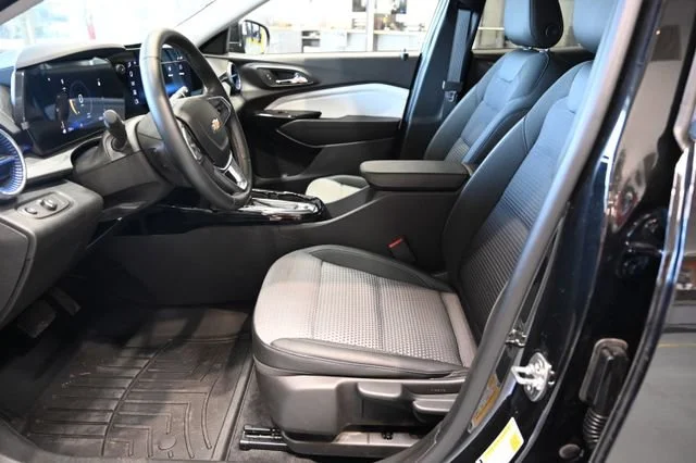 Used 2025 Mosaic Black Metallic Chevrolet LT image 9