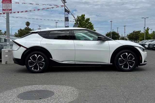 Used 2024 White Kia Wind image 3