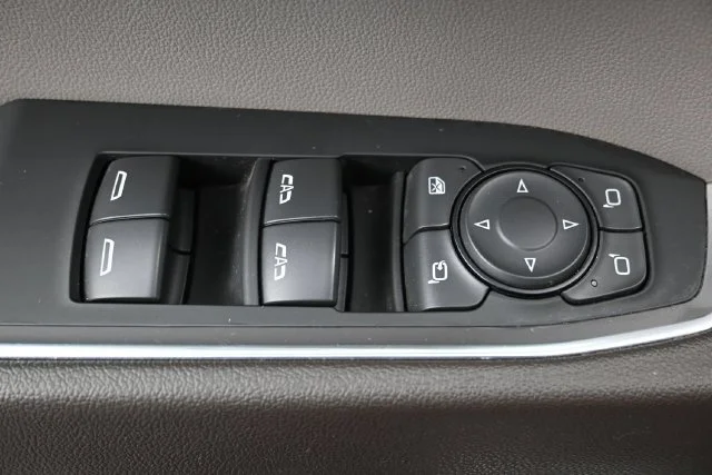 Used 2023 SUMMIT WHITE GMC SLT image 12